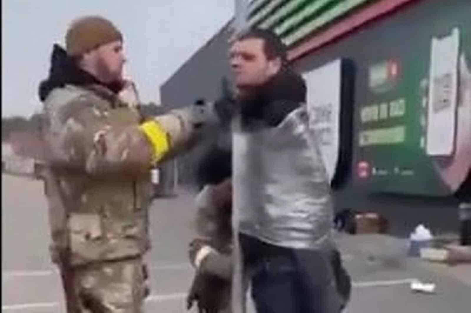 الجيش الأوكراني يعاقب المجرمين بشنقهم على الأعمدة وإذلالهم في الشوارع عقاب اللصوص في أوكرانيا watanserb.com