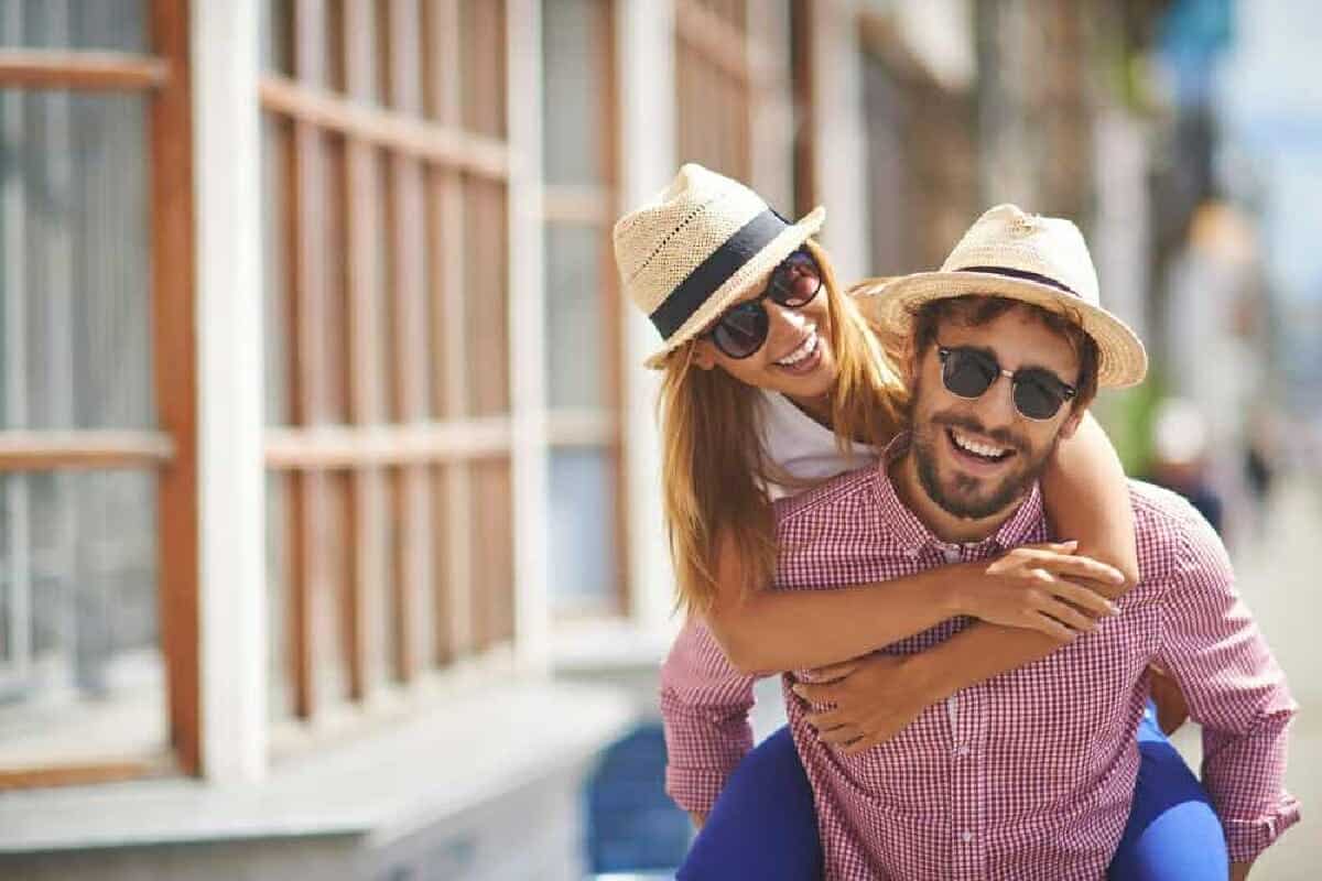 قدم التحية مع ذكر أسماء الأولى للأشخاص