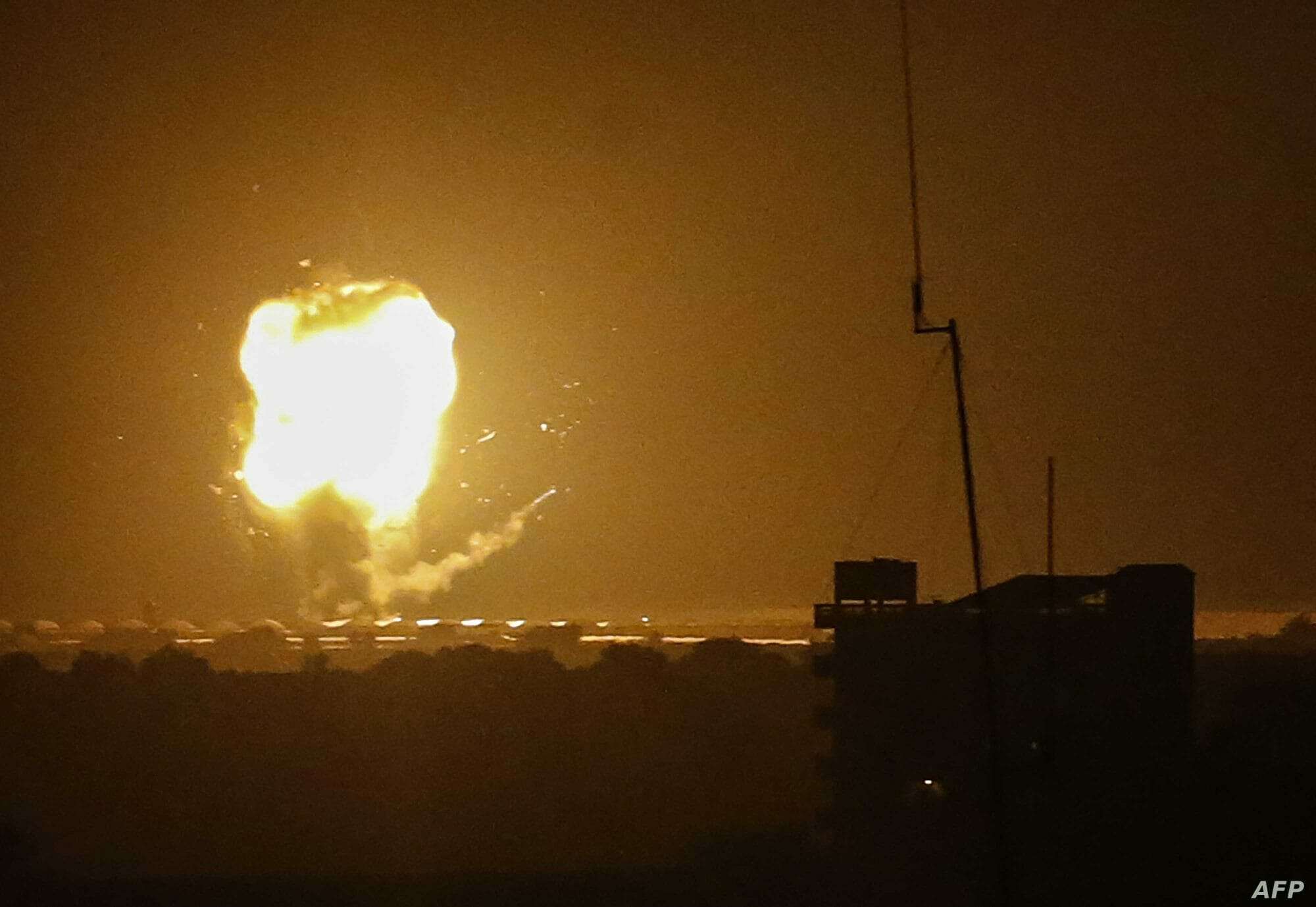 شاهد اللحظات الأولى لقصف إسرائيلي طال حيا سكنيا في سوريا.. ما علاقة روسيا؟ قصف دمشق watanserb.com