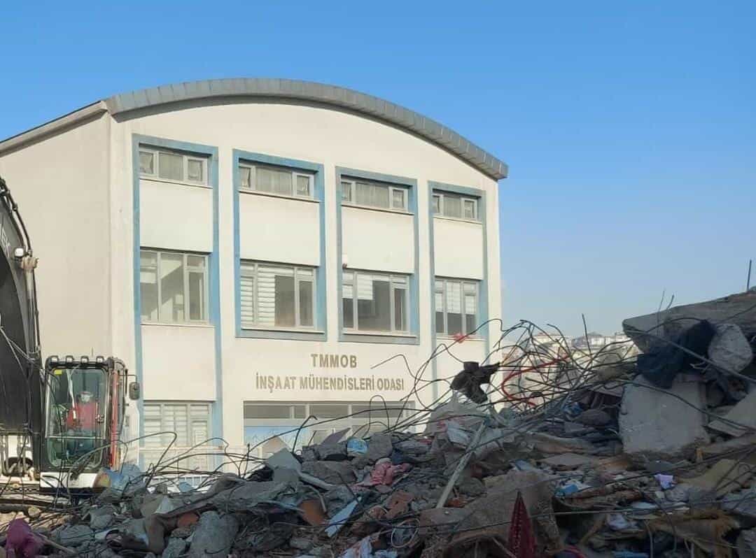 ما قصة المبنى الذي بقي صامداً وسط الدمار بمدينة قهرمان مرعش جراء الزلزال!؟ مبنى المهندسين المدنيين بمدينة قهرمان مرعش التركية watanserb.com