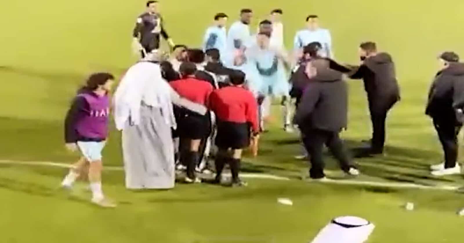 لقطات توثق محاولة الاعتداء على حكم مباراة السالمية والقادسية وغلق باب حديد عليه محاولة الاعتداء على حكم مباراة السالمية والقادسية watanserb.com