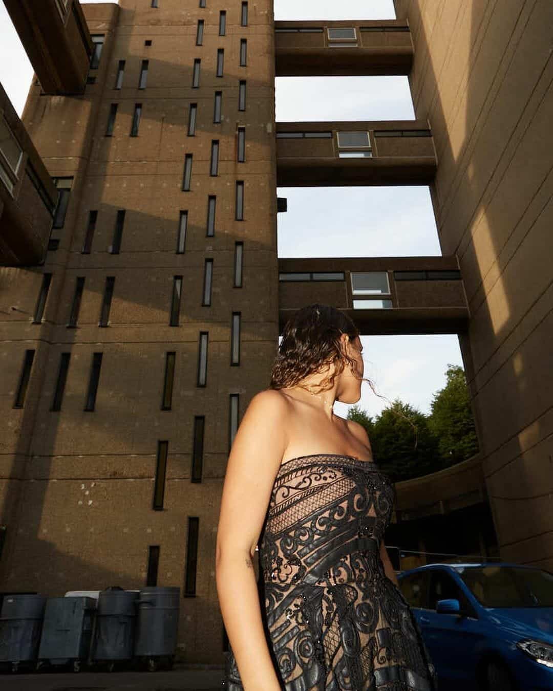 جنا دياب بفستان عاري