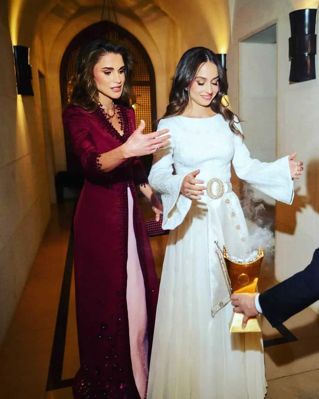 ظهرت الاميرة ايمان بفستان من توقيع المصممة الأردنية الفلسطينة