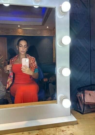 صدر جورجينا المكشوف يهز السعودية