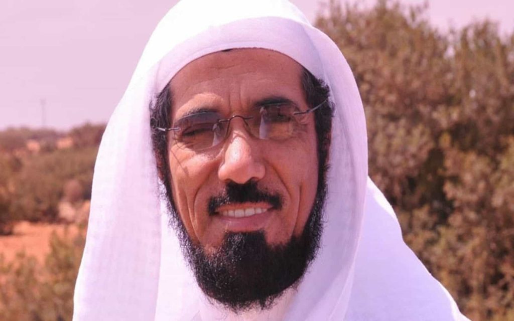 تعرض للإهانة وقيدت يديه وقدميه.. نجل “العودة” يكشف معلومات صادمة عن وضع والده وتدهور صحته | القصة الكاملة سلمان العودة وراء القضبان watanserb.com