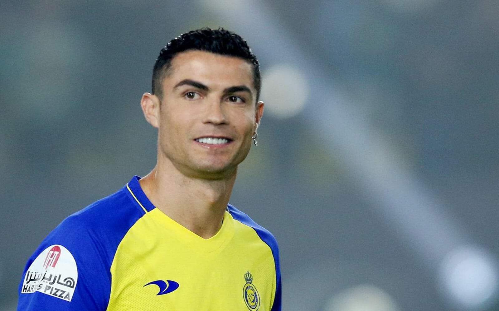 رونالدو يجبر موظفيه على التوقيع على شرط غريب قبل العمل معه يُلزمهم الوفاء به لـ70 عاماً! رونالدو يجبر موظفيه التوقيع watanserb.com