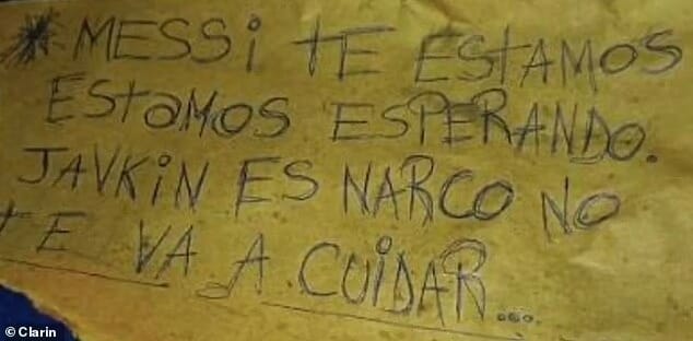 تظهر الصورة ملاحظة تفيد بأن المسلحين أسقطوا في الشارع "ميسي، جافكين (عمدة روزاريو) لن يقوم بحمايتك".