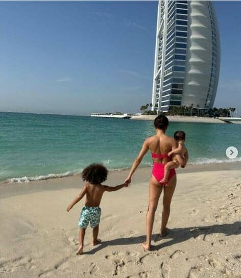 هبة عبوك في دبي برفقة طفليهما "نعيم وأمين"