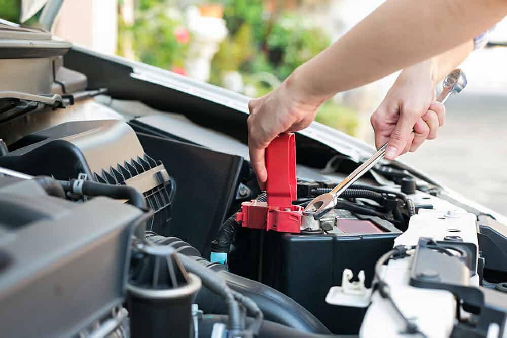 من الضروري فحص الأحزمة والخراطيم بحثًا عن تشققات أو علامات تلف