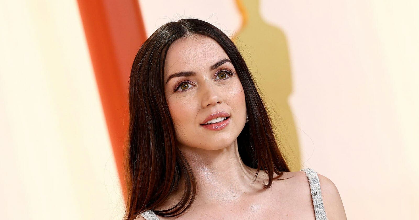 استغرق تصميمه 1000 ساعة.. آنا دي أرماس وإطلالة ساحرة بفستان فخم في حفل الأوسكار آنا دي أرماس بإطلالة ساحرة watanserb.com