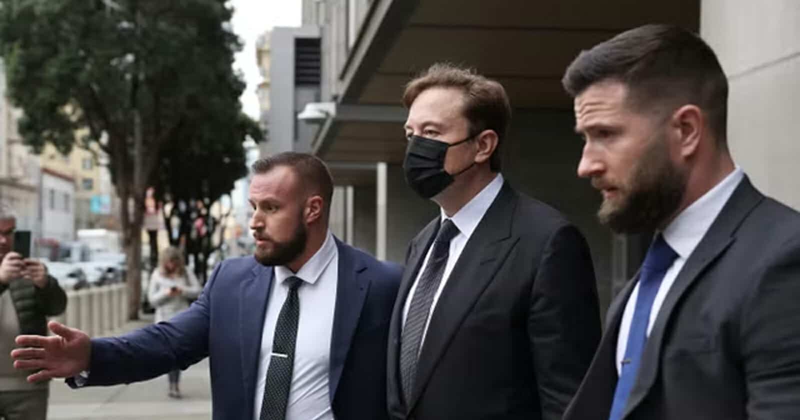 إيلون ماسك يخشى الاغتيال ولا يثق بأحد.. هذا ما يفعله حتى أثناء ذهابه للحمام إيلون ماسك يخشى الاغتيال watanserb.com