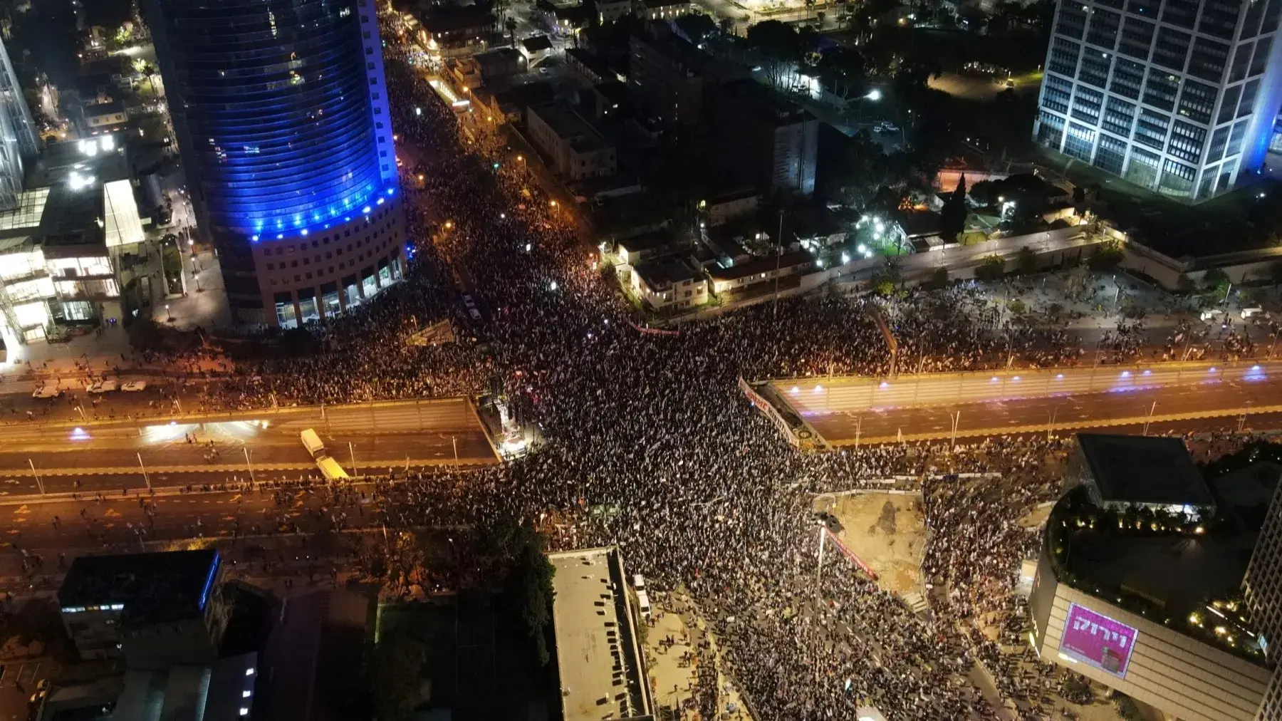 احتجاجات حاشدة في تل أبيب وحرائق على الطرق عقب إقالة وزير دفاع نتنياهو احتجاجات ضد خطة الاصلاح القضائي في إسرائيل watanserb.com