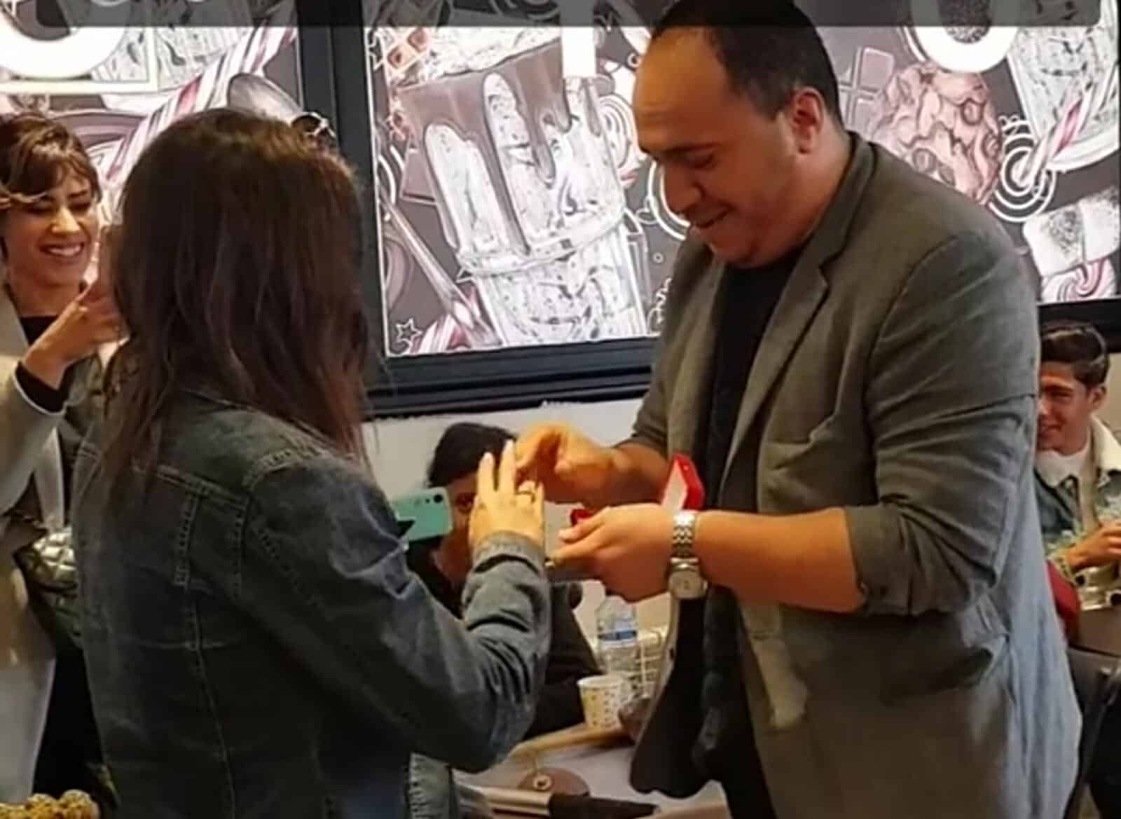 رد فعلها كان صادماً.. مدرس تونسي يطلب يد تلميذته في المقهى ويثير موجة غضب! (شاهد) مدرس يخطب تلميذته في تونس watanserb.com