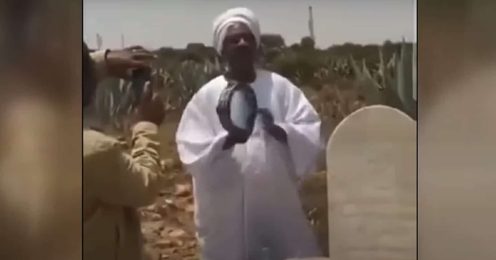 مقطع فيديو لشخص يغني فوق قبر يثير حفيظة السودانيين (شاهد) شخص يغني فوق قبر watanserb.com