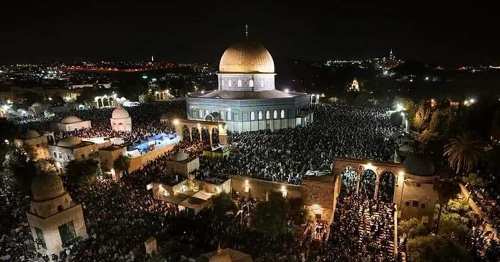 طوفان بشري.. مشهد مهيب لصلاة التراويح في المسجد الأقصى (فيديو) صلاة التراويح في المسجد الأقصى watanserb.com