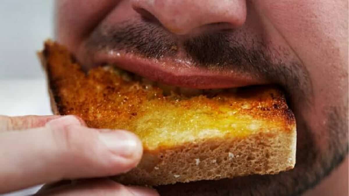 الميسوفونيا.. لماذا يمثل صوت مضغ الطعام كابوسا مزعجًا لمعظم الناس؟ صوت مضغ الطعام watanserb.com