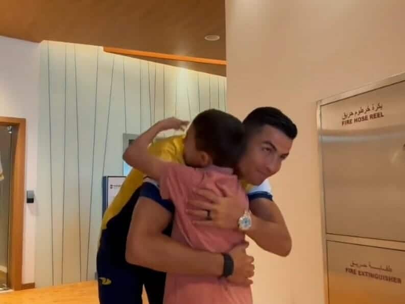 طفل سوري يحقق حلمه برؤية رونالدو