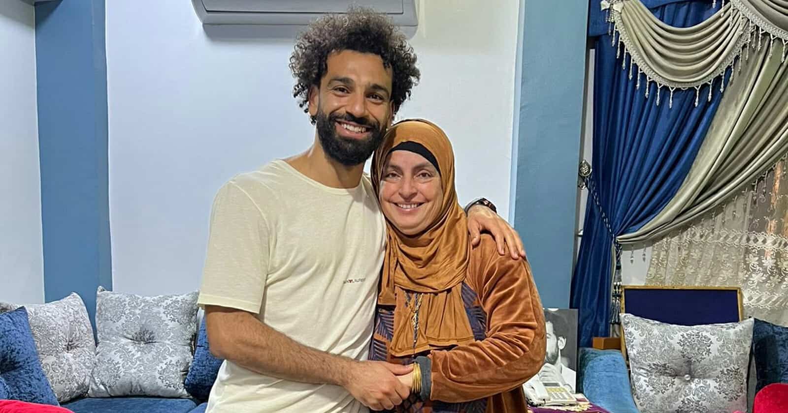 ظهور نادر لوالدة محمد صلاح.. احتضنها في عيد الأم ولم ينس والده أيضا (شاهد) ظهور نادر لوالدة محمد صلاح watanserb.com