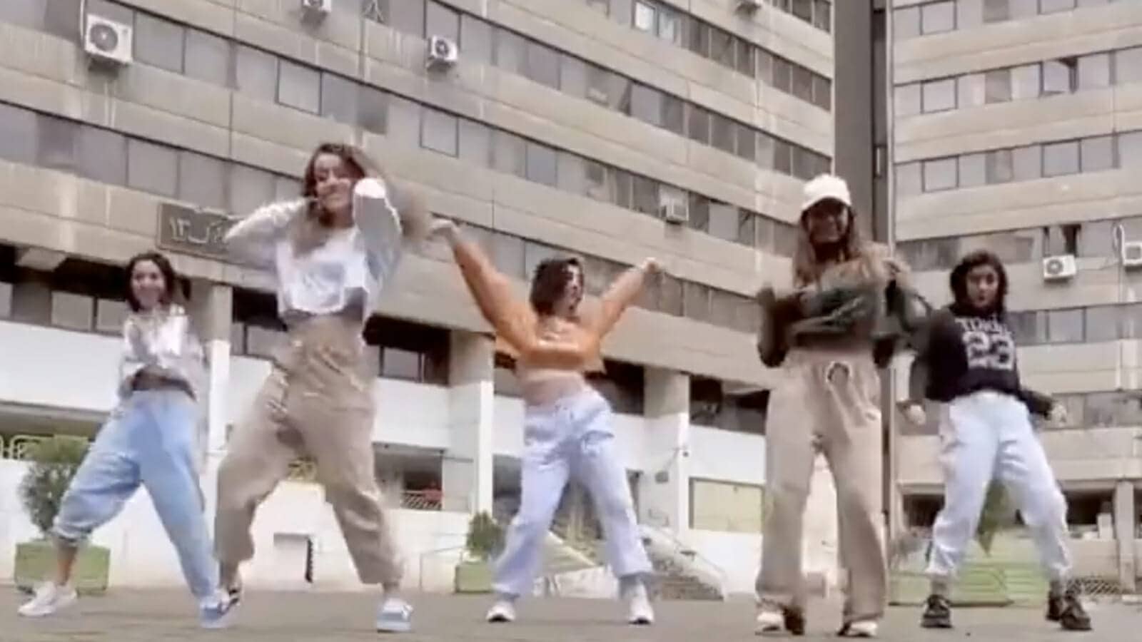 ظهرن بشعرهن وبطون مكشوفة.. اعتقال فتيات إيرانيات أدين رقصة شهيرة في الشارع (شاهد) فتيات إيرانيات يرقصن في يوم المرأة العالمي watanserb.com