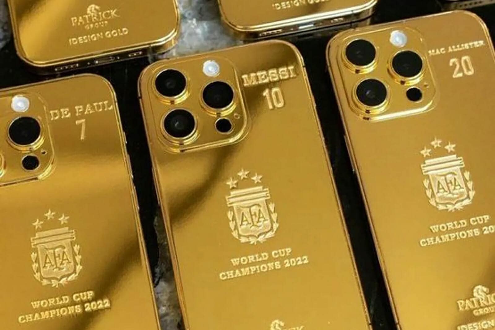 ميسي يهدي زملاءه هواتف آيفون من ذهب سعرها خيالي.. ما علاقة قطر؟ (شاهد) ميسي يهدي زملاءه هواتف آيفون watanserb.com