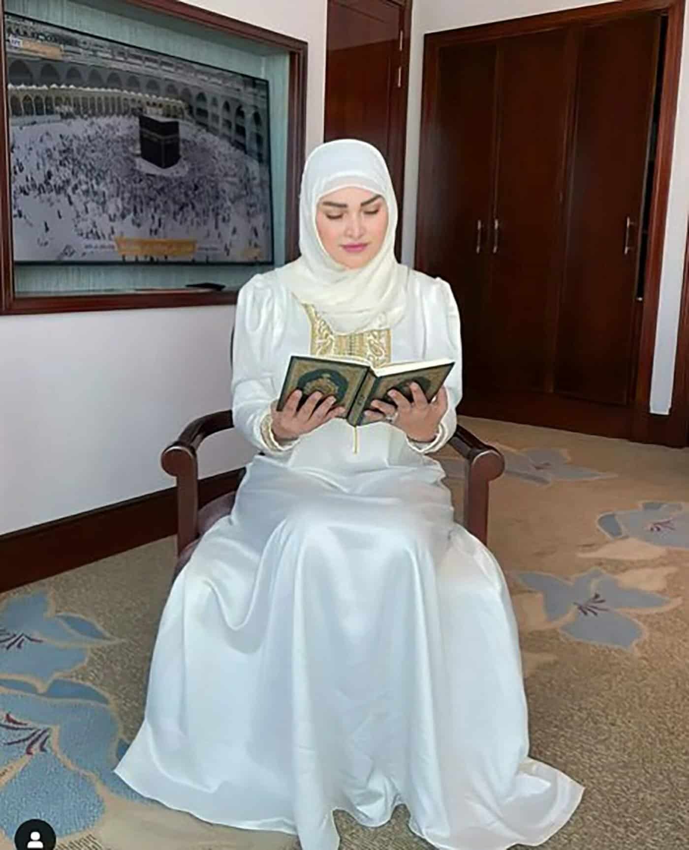 نجلاء التونسية تؤدي العمرة