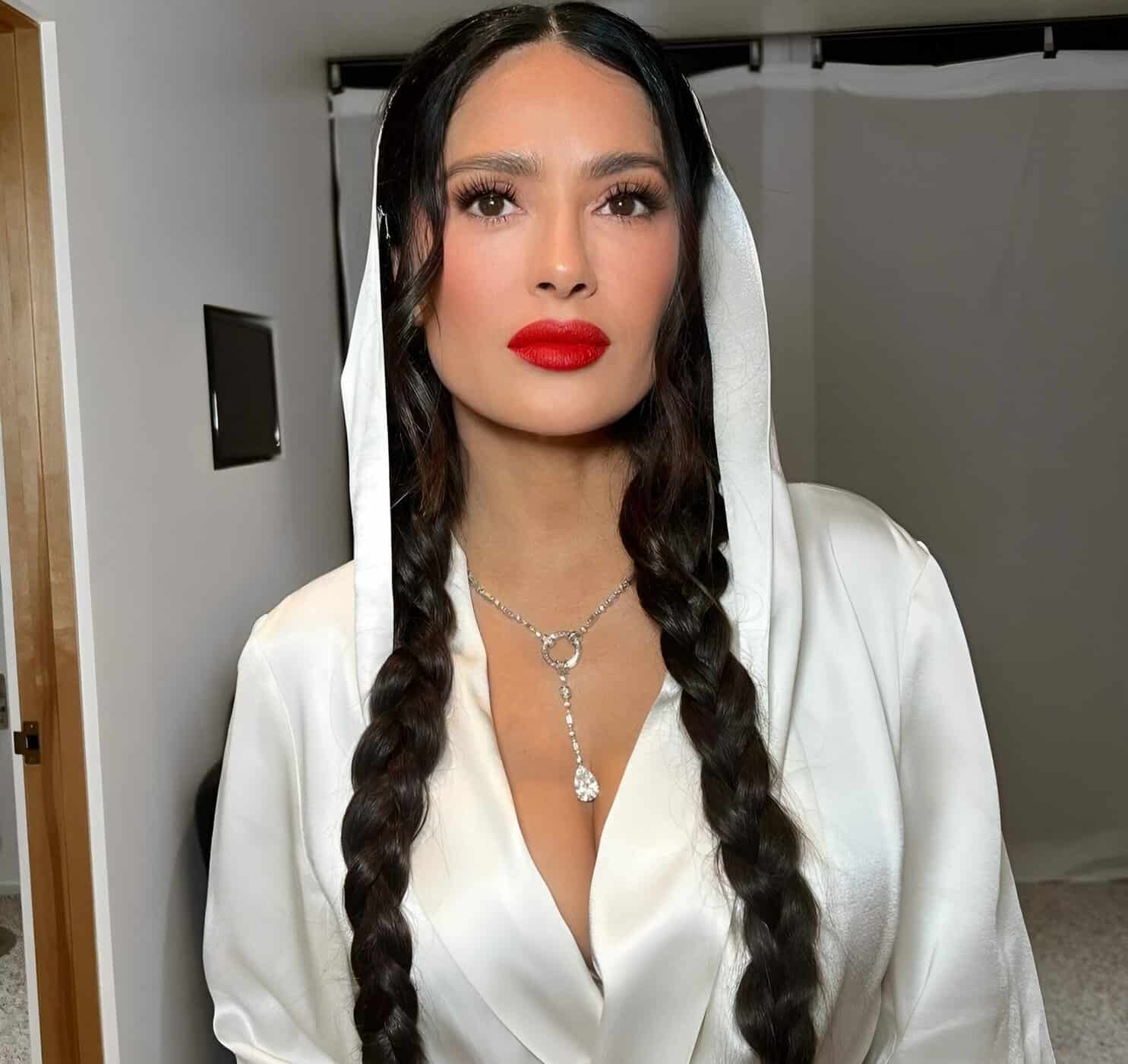 سلمى حايك الأكثر إثارة على وجه الأرض تذهل الجميع بـ بيكيني مثير (شاهد) سلمى حايك تحارب الشيخوخة بإطلالة مثيرة.. بكيني أصفر بقطعتين فقط! (شاهد) watanserb.com