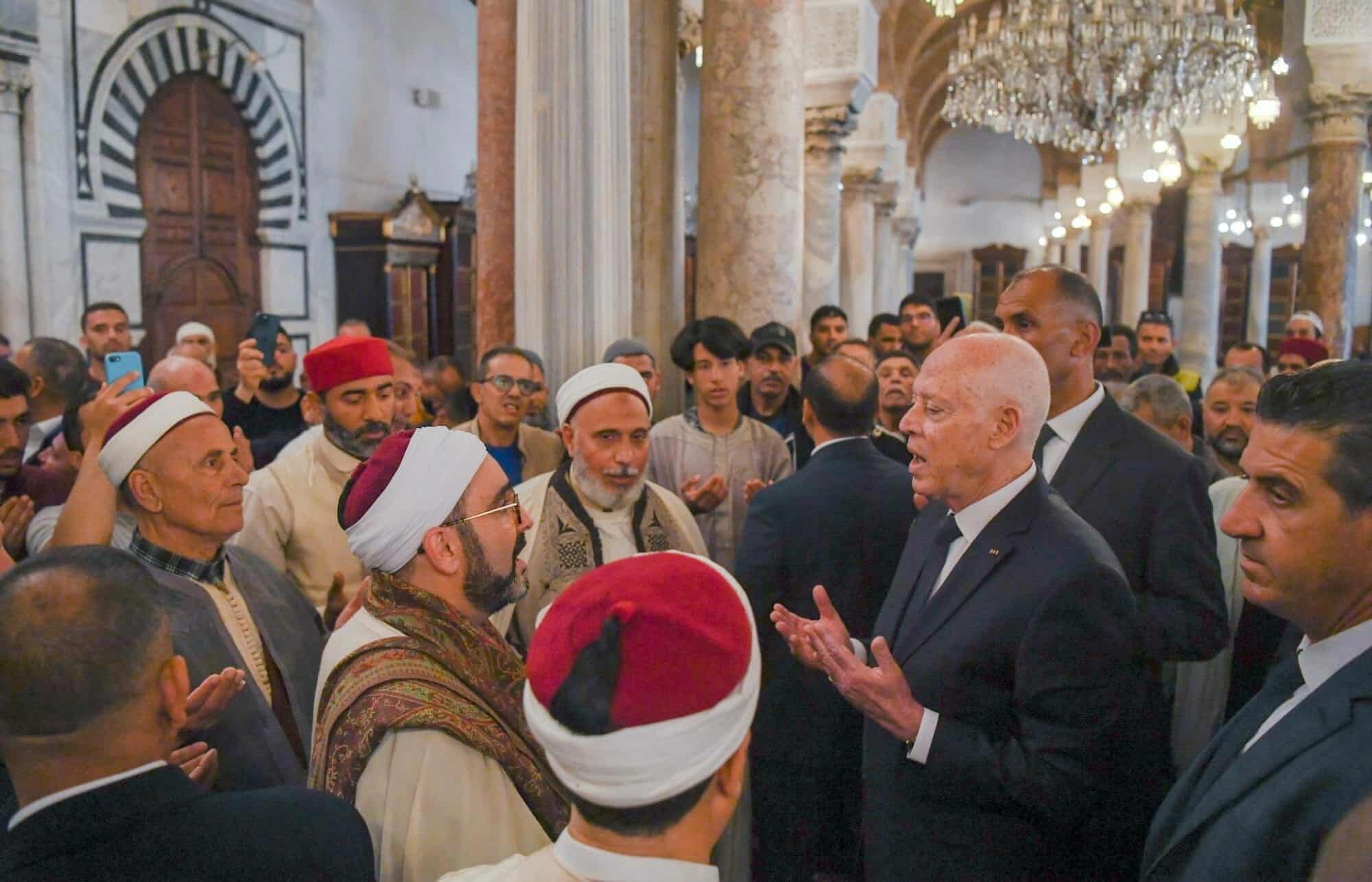 تحول رئيس الجمهورية قيس سعيد إلى جامع الزيتونة بالعاصمة بمناسبة عيد الفطر المبارك