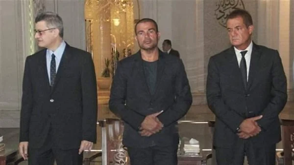 عمرو دياب في عزاء والد دينا الشربيني