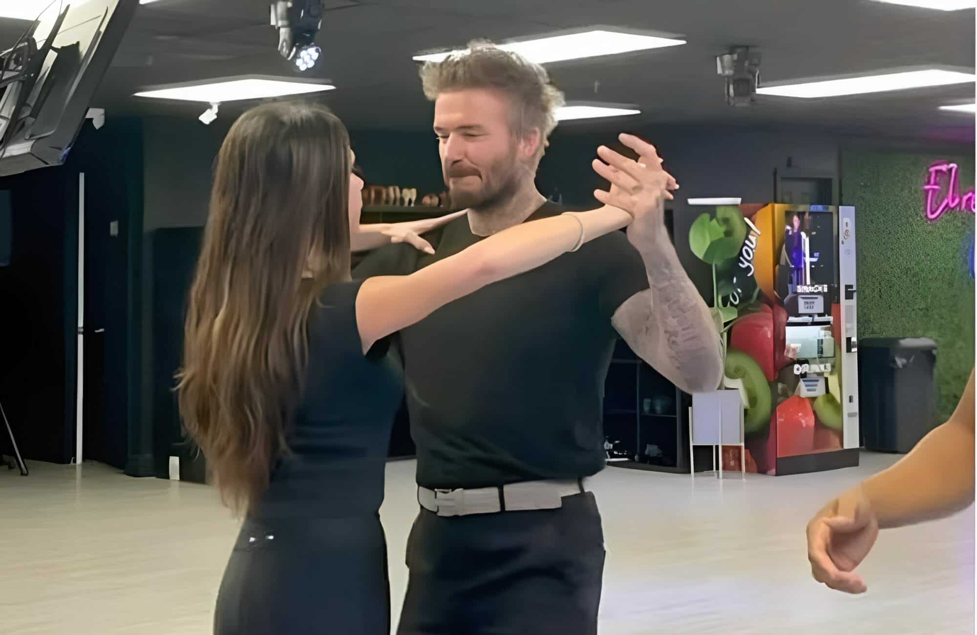 بيكهام وزوجته فيكتوريا يذهلان العالم برقصة “السالسا” (فيديو) بيكهام وزوجته فيكتوريا يذهلان العالم برقصة "السالسا" (فيديو) watanserb.com