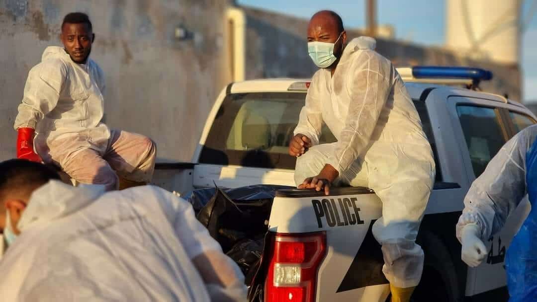 جمعية الهلال الأحمر الليبي فرع صبراتة صورا على الإنترنت تظهر جثثا في أكياس سوداء يضعها عمال إغاثة يرتدون كمامات وقفازات على ظهر شاحنات صغيرة.