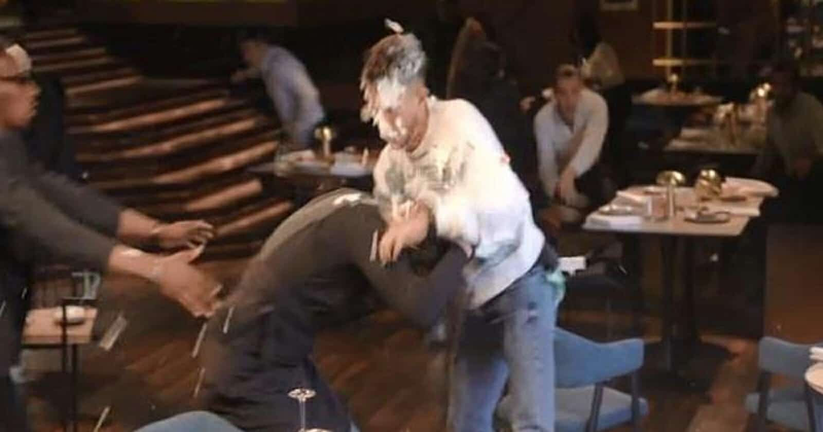 اعتداء عنيف وغير مسبوق على رامز جلال.. أحمد فتوح أشبعه ضربا (فيديو) أحمد فتوح مع رامز جلال watanserb.com