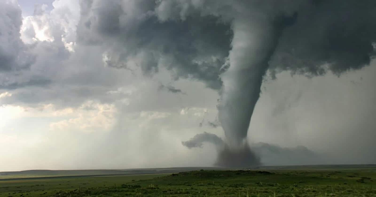 “أخدود المزن” وعمليات إنقاذ.. سيول جارفة في عُمان وإعصار قمعي نادر (فيديو) أخدود المزن في سلطنة عمان watanserb.com