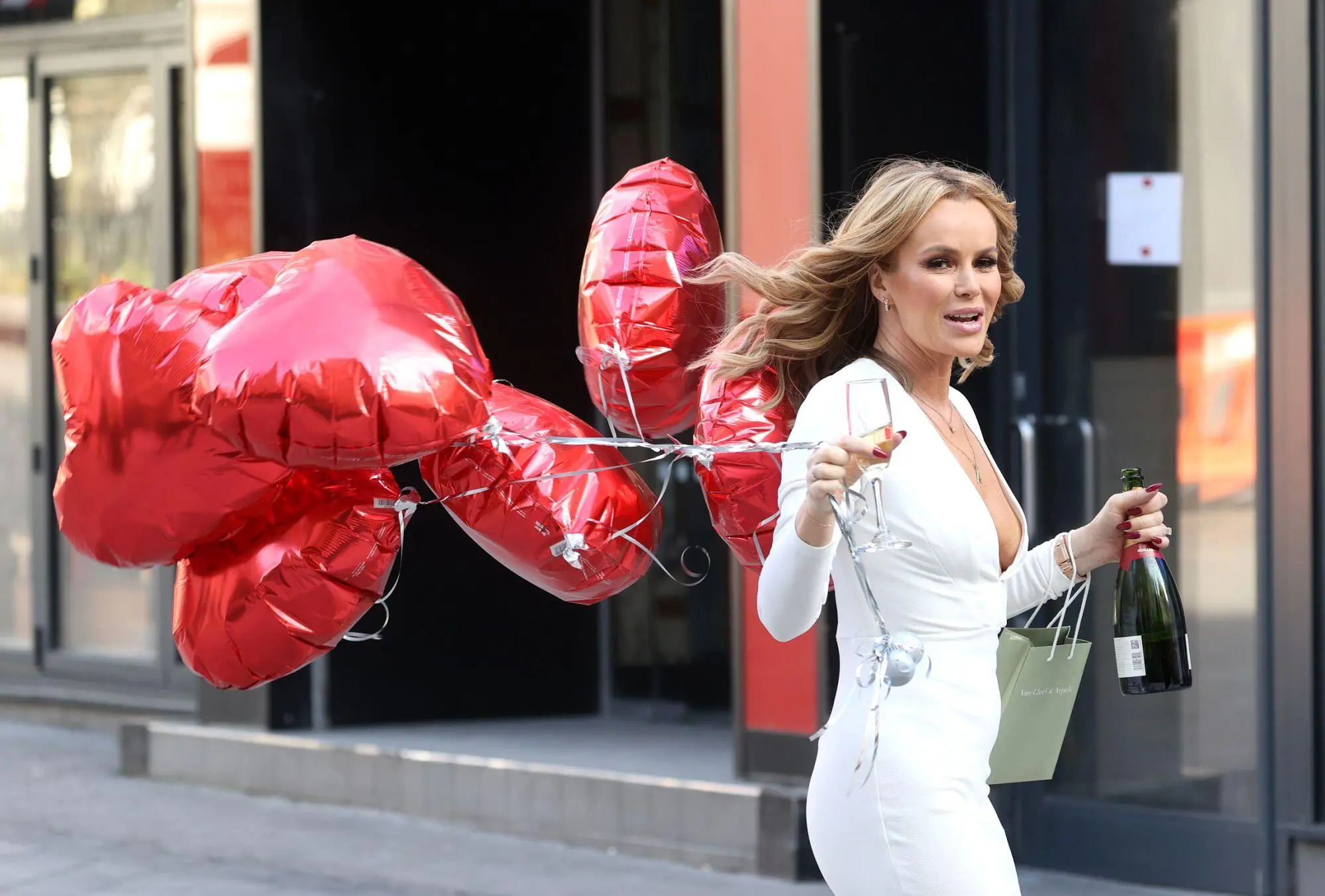 أماندا هولدن تكشف سبب بروز حلمات صدرها تحت ملابسها.. ما علاقة كيم كارداشيان؟! بروز حلمات صدر أماندا هولدن watanserb.com