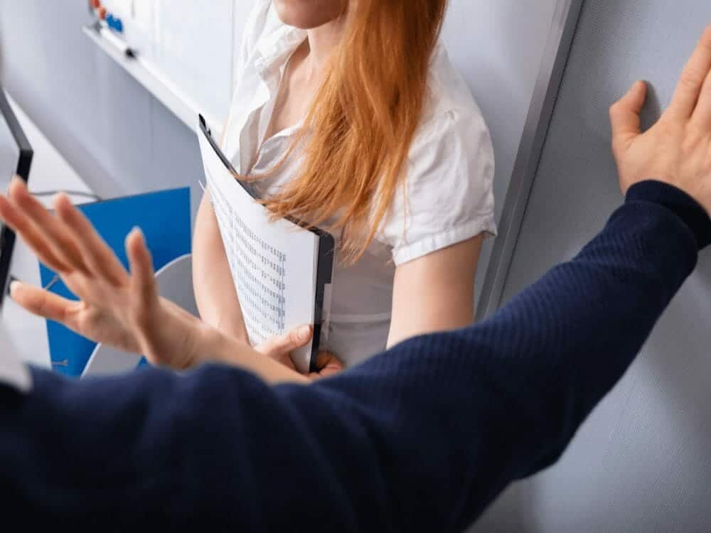 استاذ يهتك عرض طالبته وتحمل منه