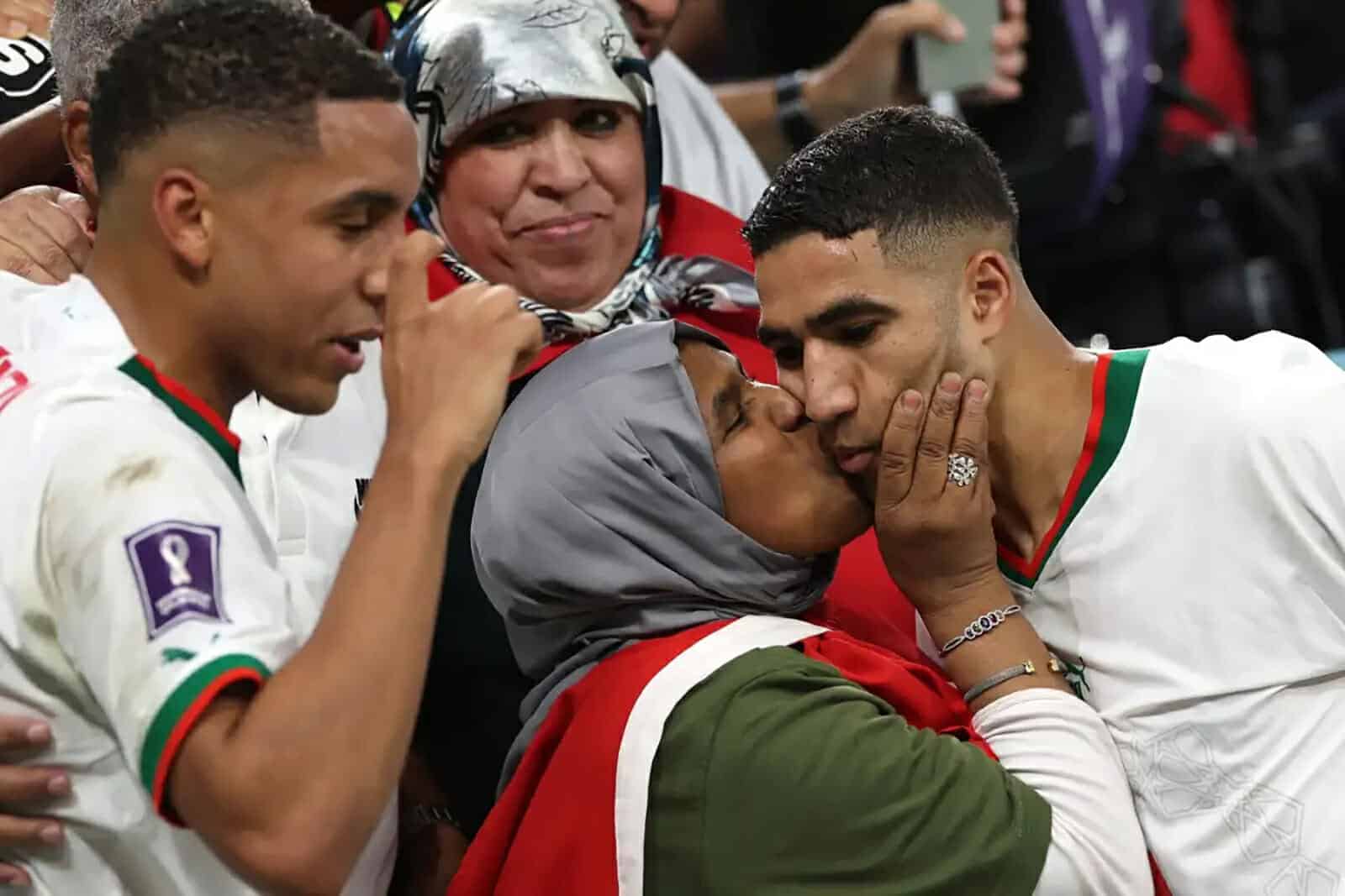 والدة أشرف حكيمي تعلق لأول مرة على تسجيل أملاك ابنها باسمها وتهاجم هبة عبوك! ثروة أشرف حكيمي watanserb.com