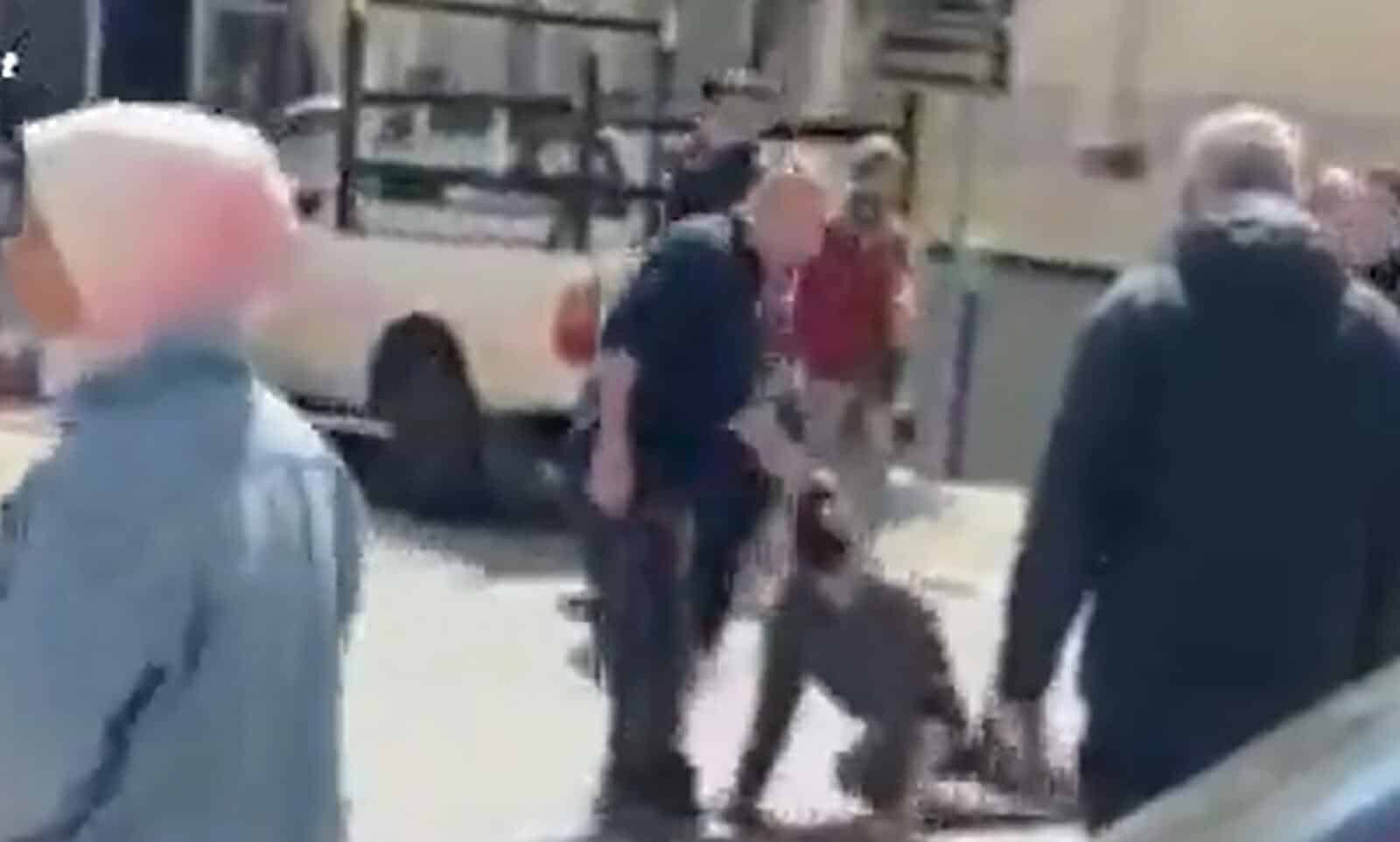 كان يدافع عن عرضه.. اعتداء وحشي على سوري في لبنان والمارة يتفرجون اعتداء لبنانيين على سوري watanserb.com