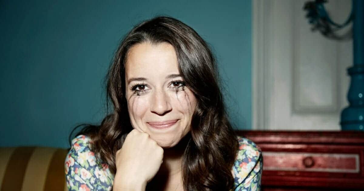 فيما يلي 4 سنوات نشعر فيها بسعادة أقل حسب الخبراء التجارب الحزينة والسعيدة في حياة المرء watanserb.com