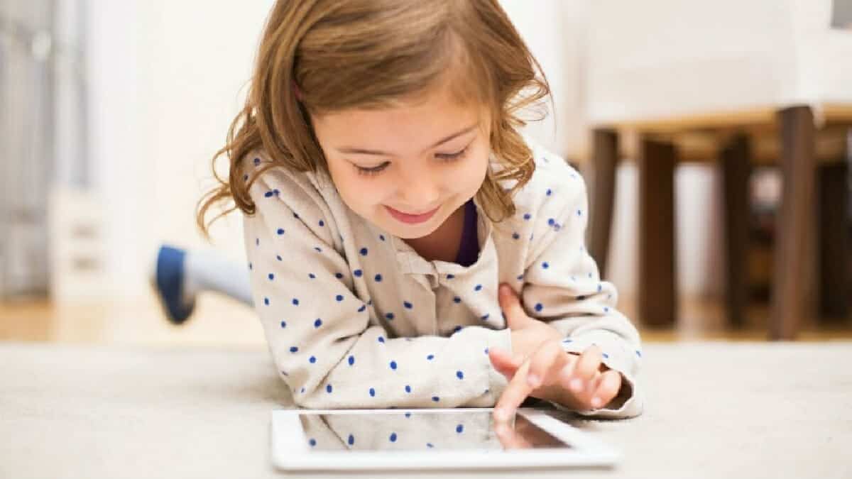 الوصول المستمر إلى الأجهزة الإلكترونية والتفاعلات عبر الإنترنت يؤدي إلى زيادة الشعور بالوحدة