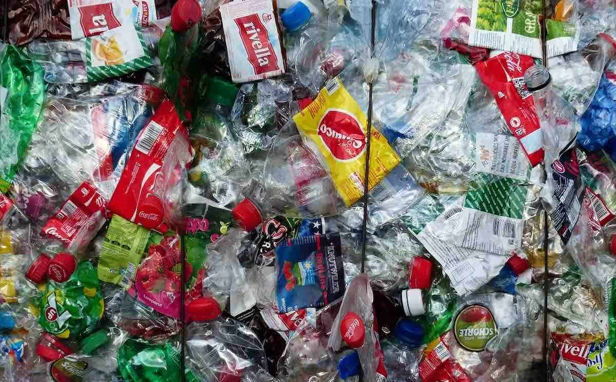 الشخص الذي يشرب المياه المعبأة يمكنه تناول ما يصل إلى 90000 من الجزيئات البلاستيكية سنويًا.