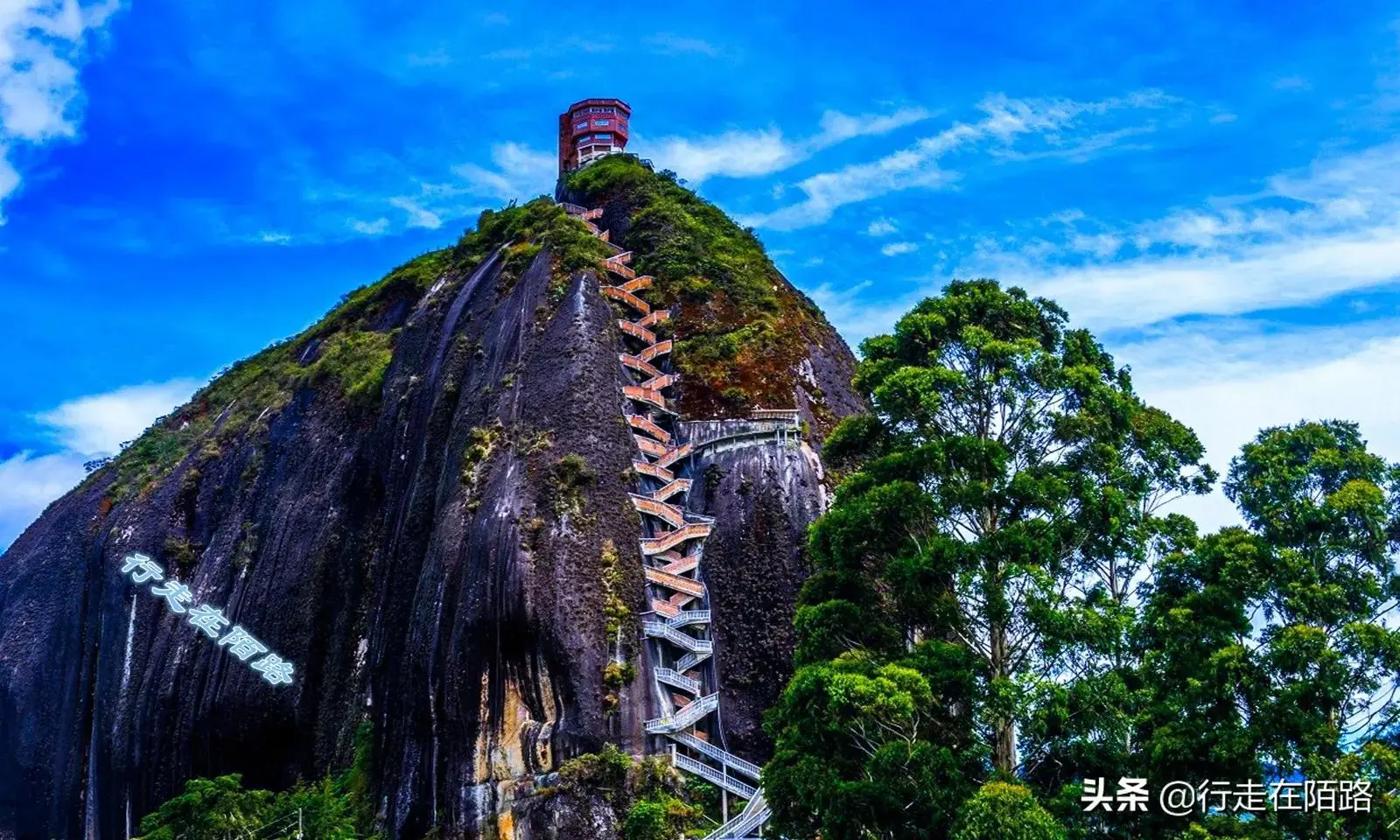 كاتي بليك تمارس الجنس على صخرة غواتابي