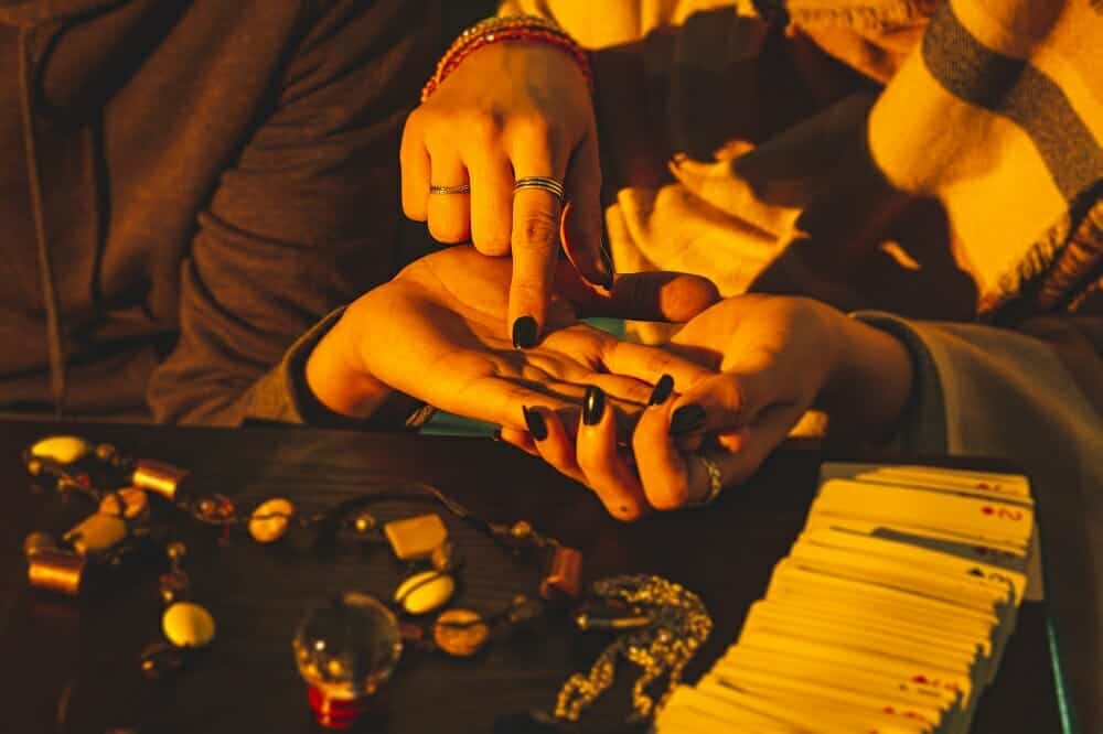 “أكبر ساحر دجال” في العراق يستخدم مخ الميت في السحر.. من زبائنه سياسيون ونواب! الساحر العراقي حامد الاعرج ينبش قبور الموتى ويستخدم مخ الميت في السحر watanserb.com