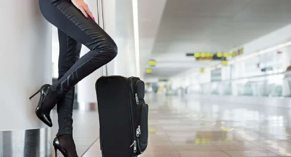 لا يُنصح بارتداء الملابس الضيقة والكعب العالي