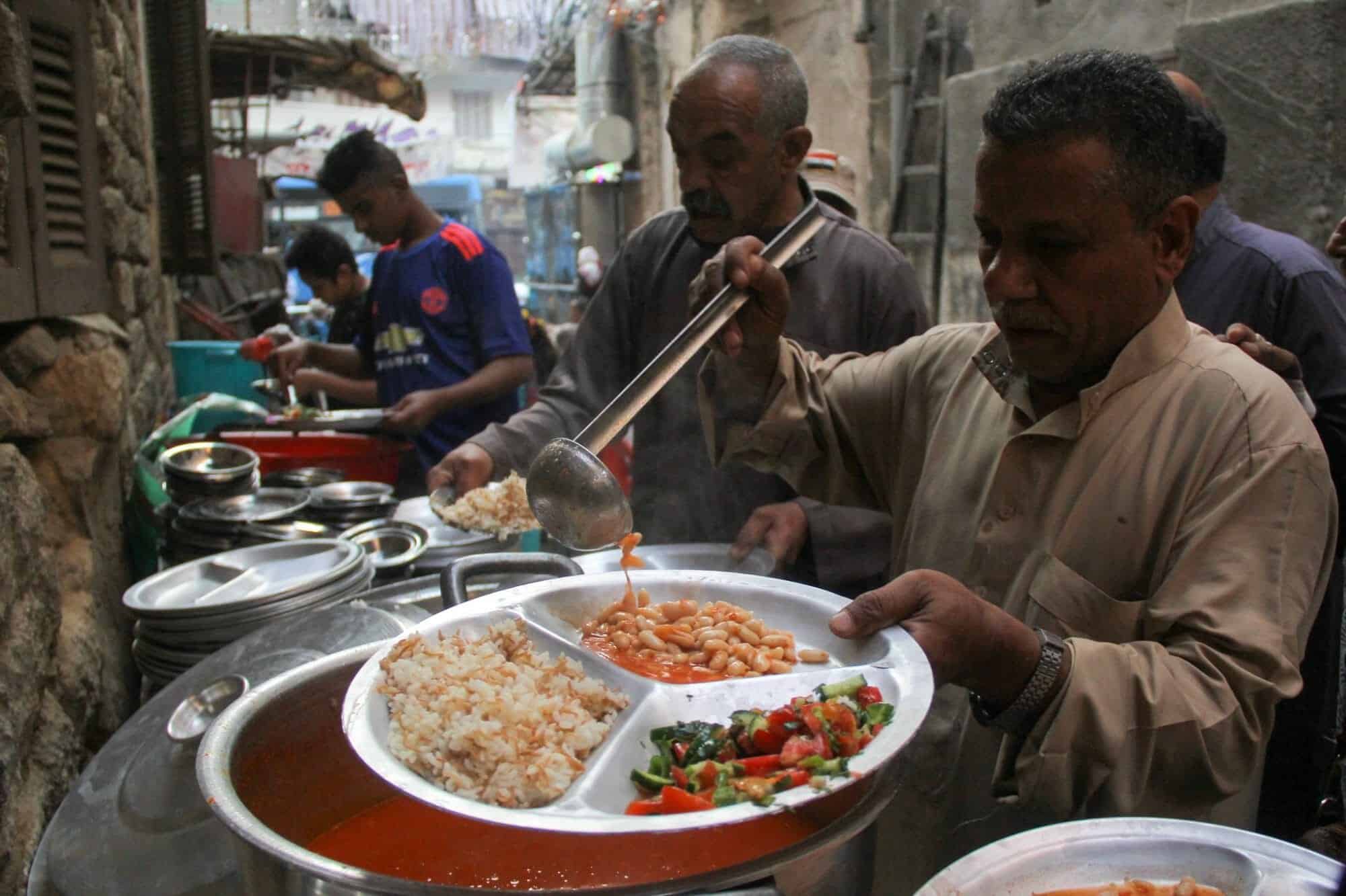 موائد الرحمن في مصر.. بين مطرقة انهيار الاقتصاد وسندان تضييقات النظام موائد الرحمن في مصر watanserb.com