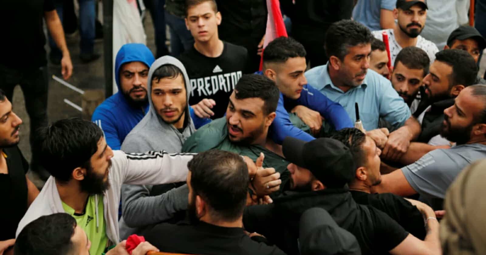 موظفون في بلدية لبنانية يعتدون على شبان ظنوا أنهم سوريون وتفاصيل مؤلمة (فيديو) موظفون في بلدية لبنانية يعتدون على شبان watanserb.com