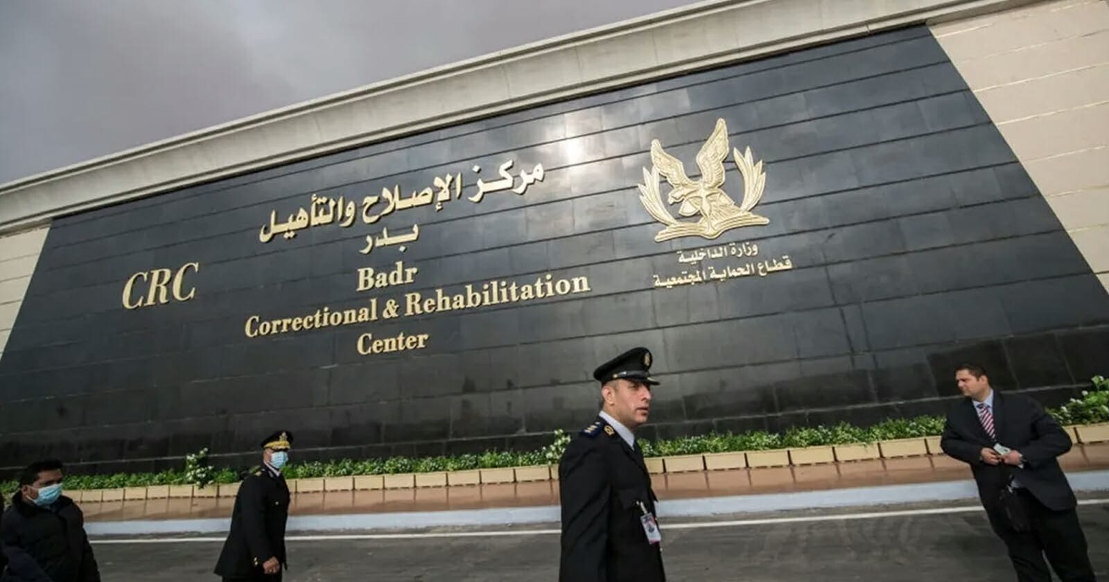 نظام السيسي يدفع بمعتقلي الرأي للانتحار.. رسالة صادمة مسربة من “سجن بدر 3” نظام السيسي يدفع بمعتقلي الرأي للانتحار watanserb.com