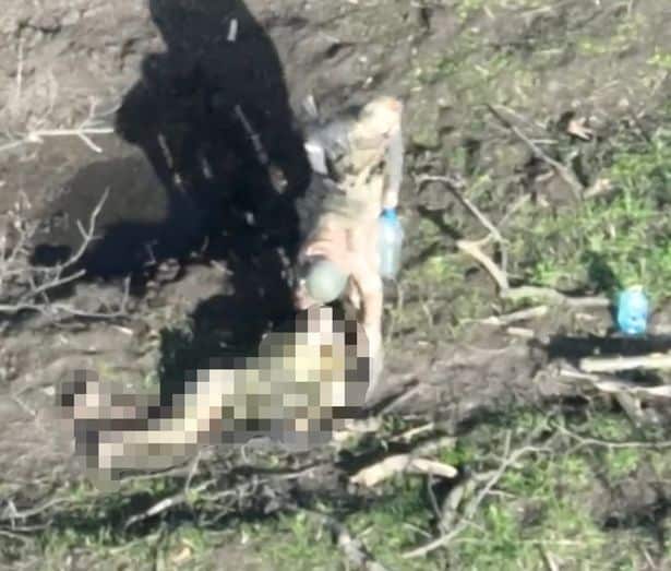 جندي روسي يسرق الساعة من جثة رفيقه