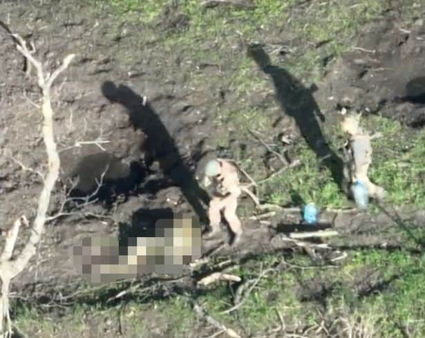 جندي روسي يسرق الساعة من جثة رفيقه