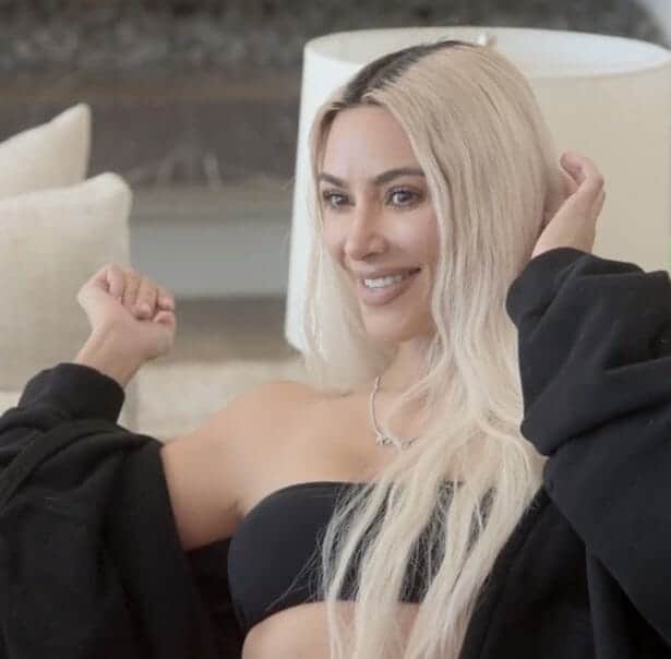 كيم كارداشيان تسخر من حياتها العاطفية