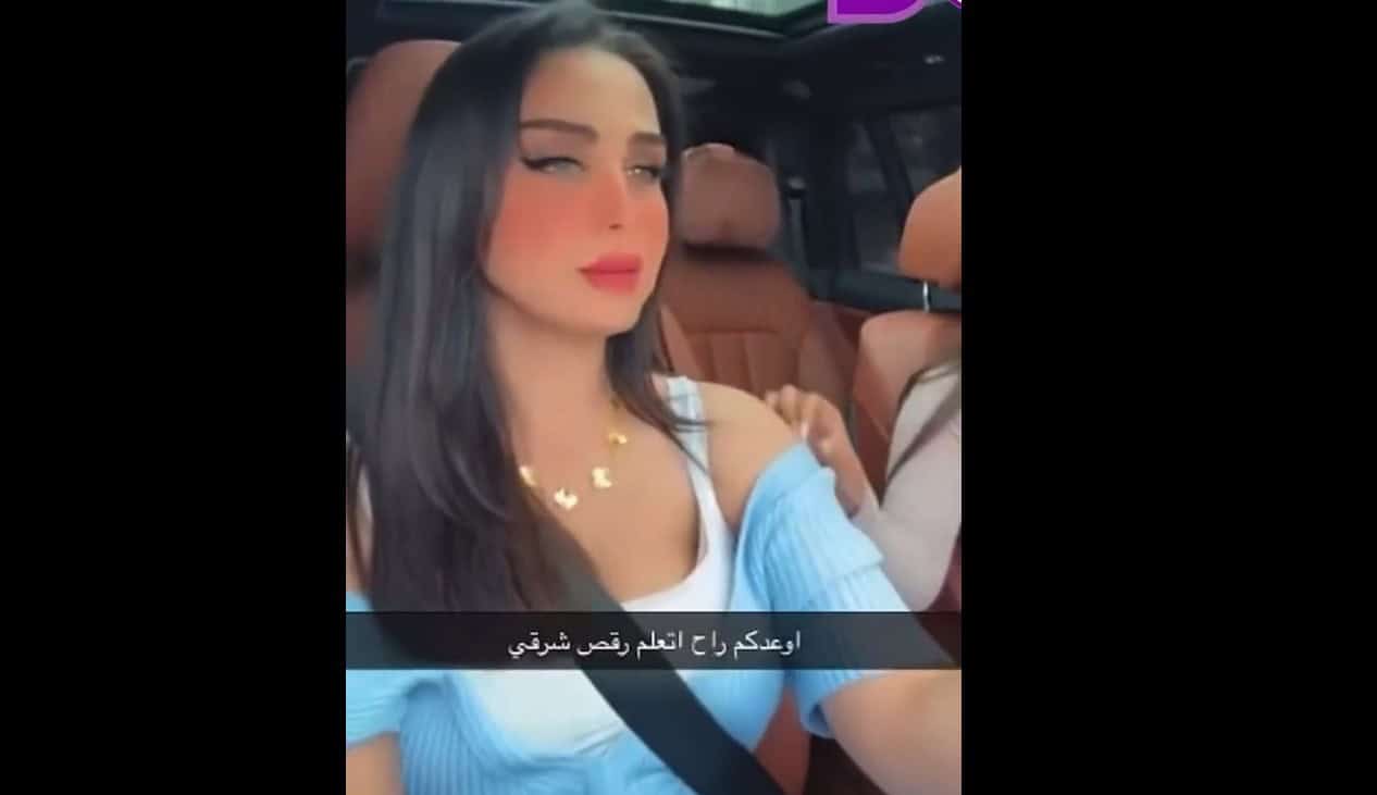 هند القحطاني تكشف صدرها داخل سيارتها
