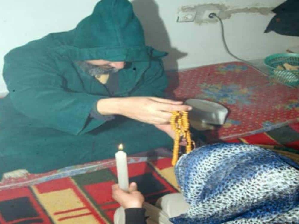 القبض على مشعوذ احتال على عُمانيات